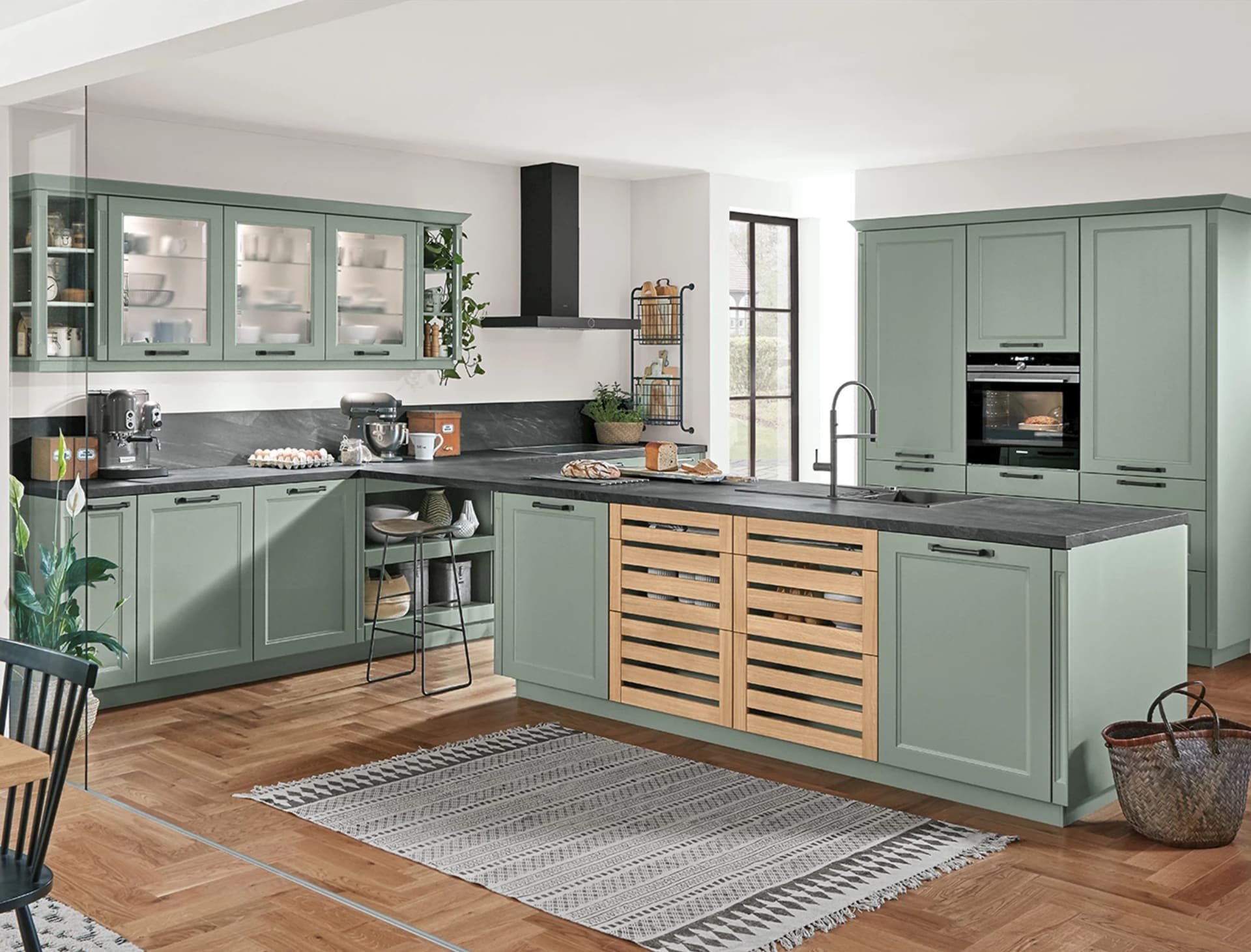 Klassieke oudgroene keuken met glazen kastdeuren