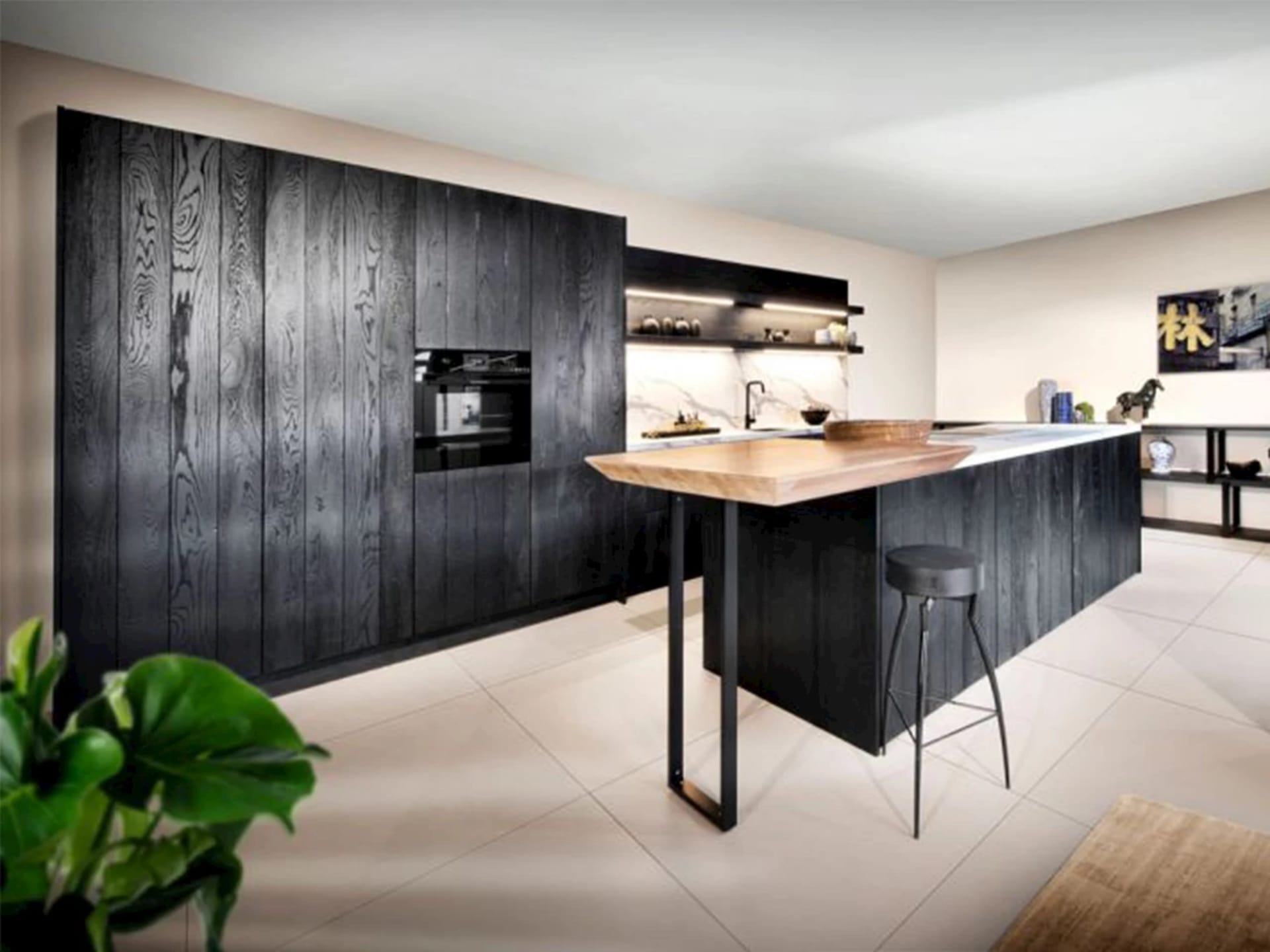 Industriële keuken met zwarte houten fronten en een houten kookeiland