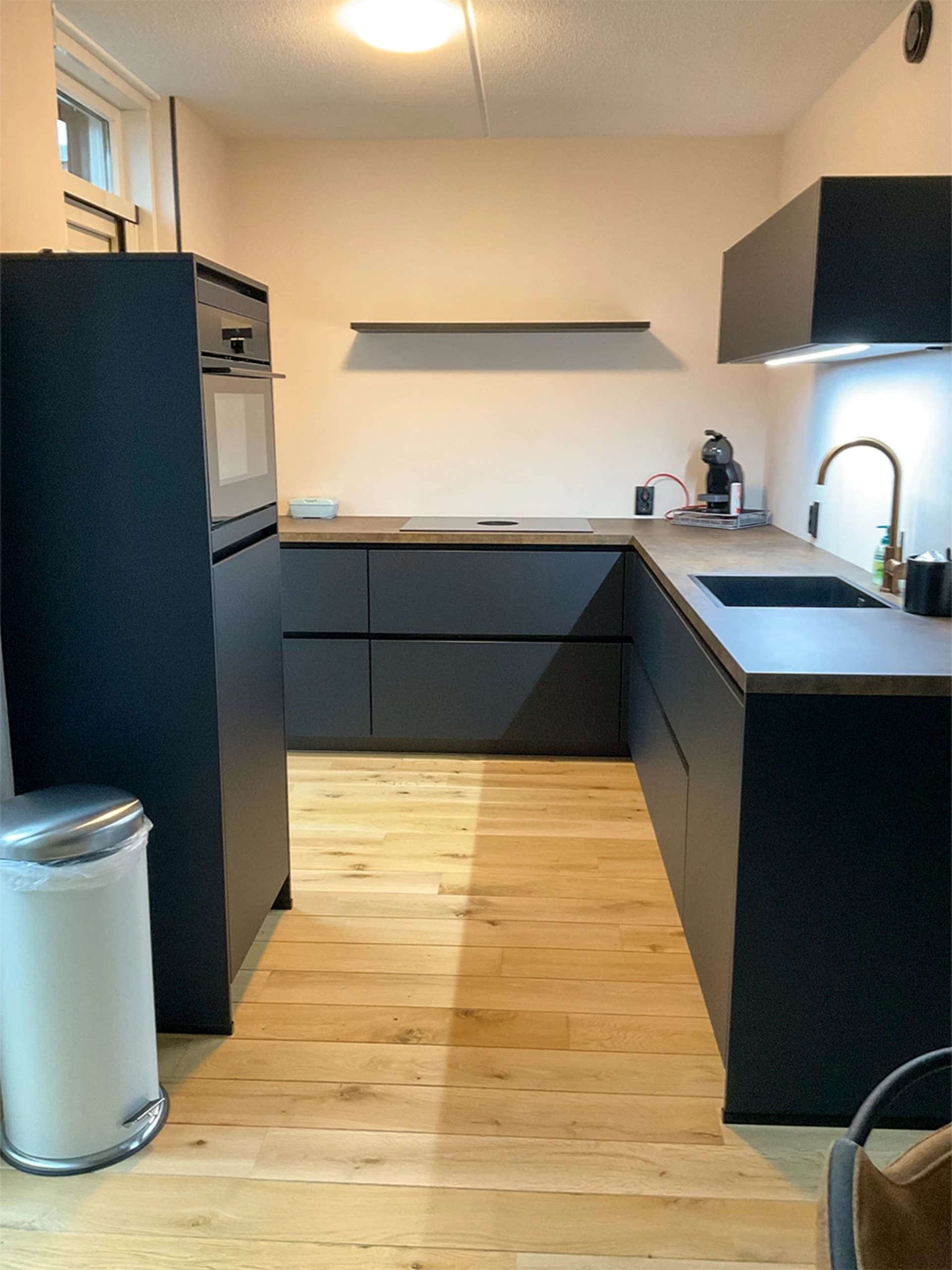 Moderne grafietzwarte keuken familie Jansen