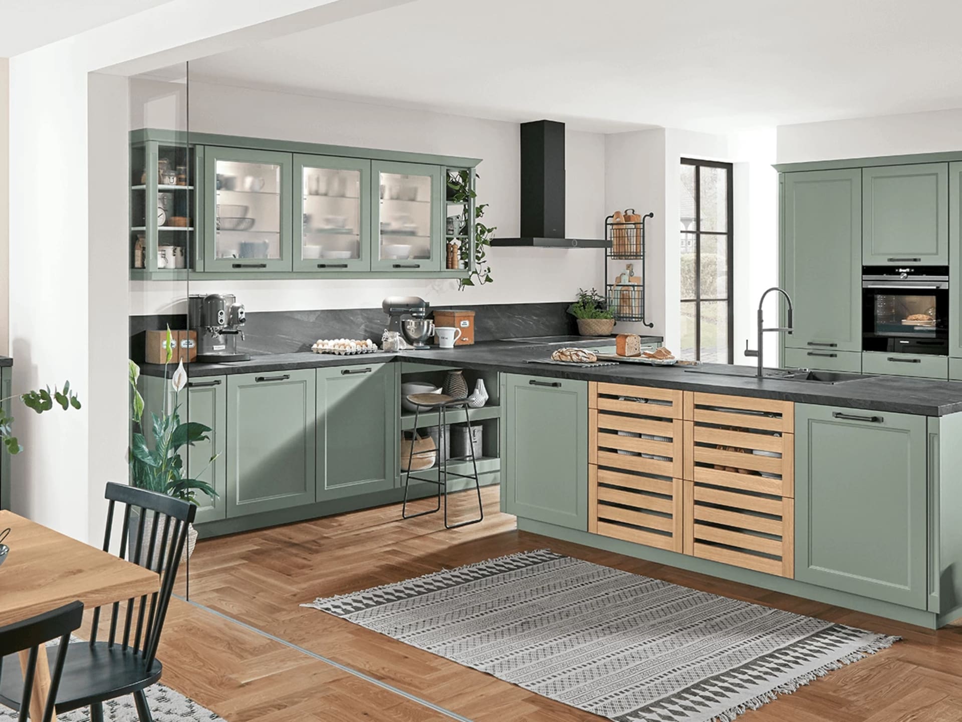 Oudgroene keuken met glazen bovenkasten en een donker werkblad