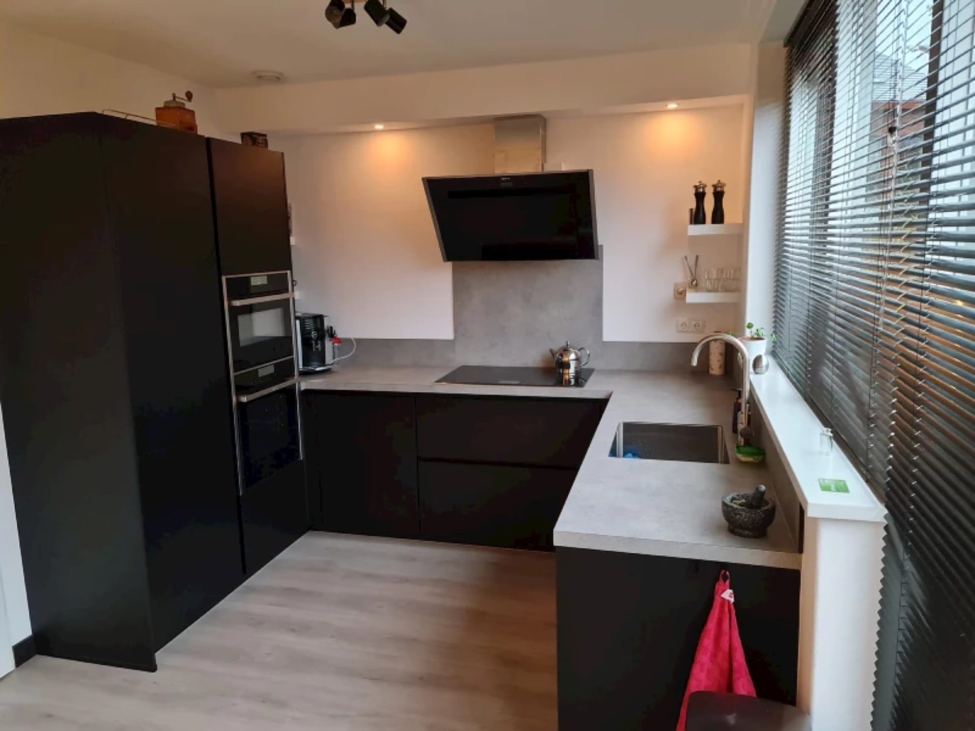 Zwarte industriële keuken