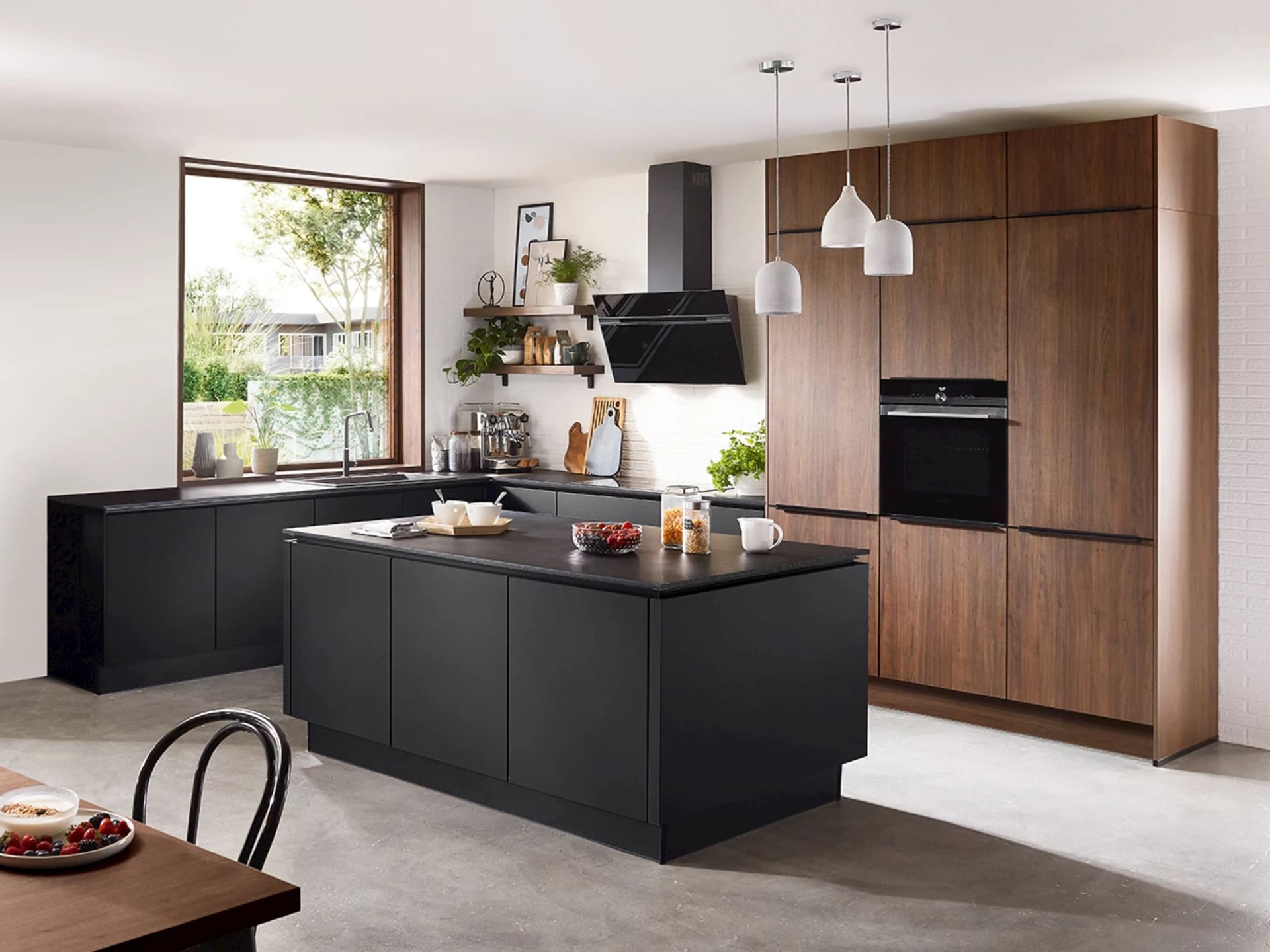 Houten keuken met zwart