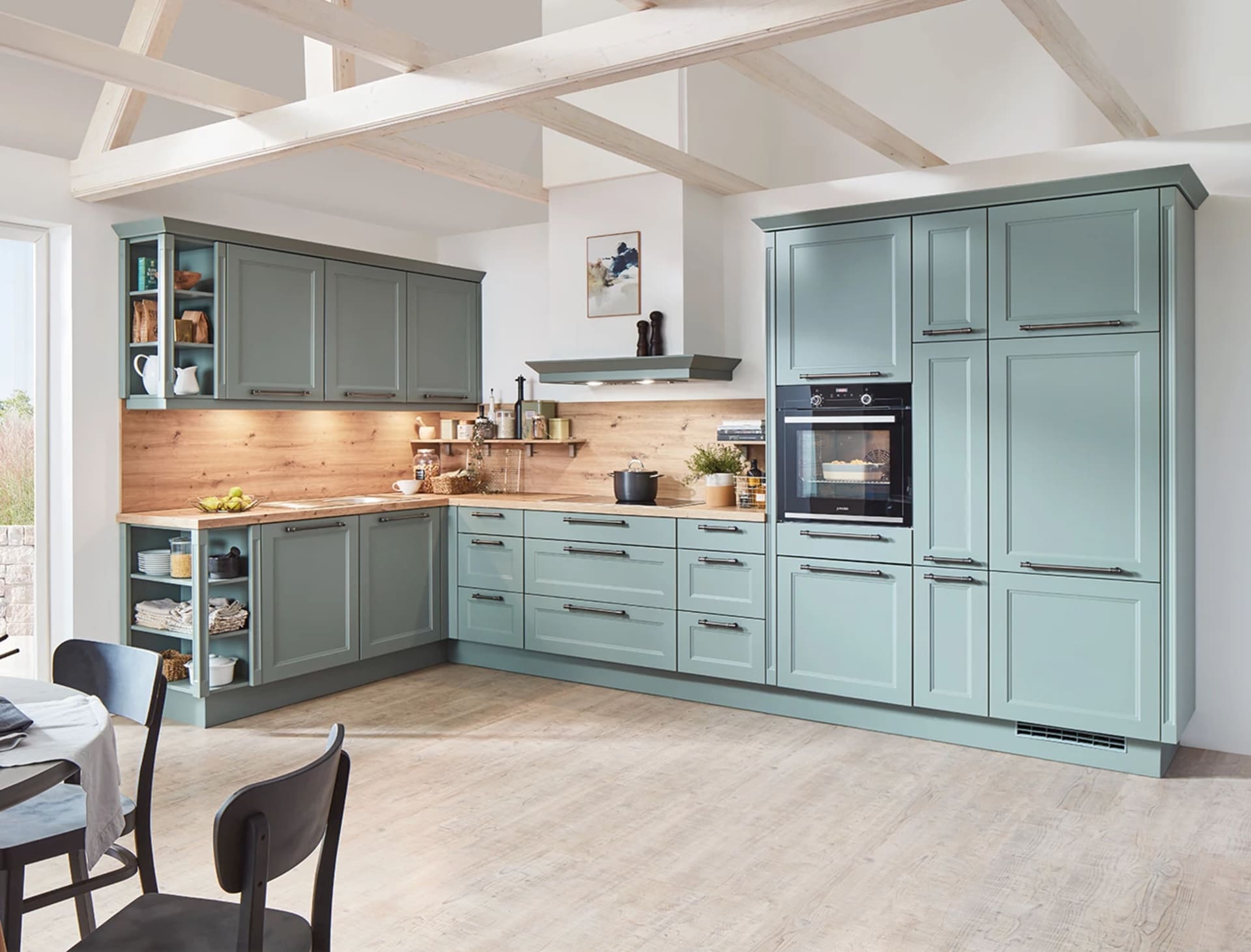 Mintgroene keuken met een houten achterwand en open balken