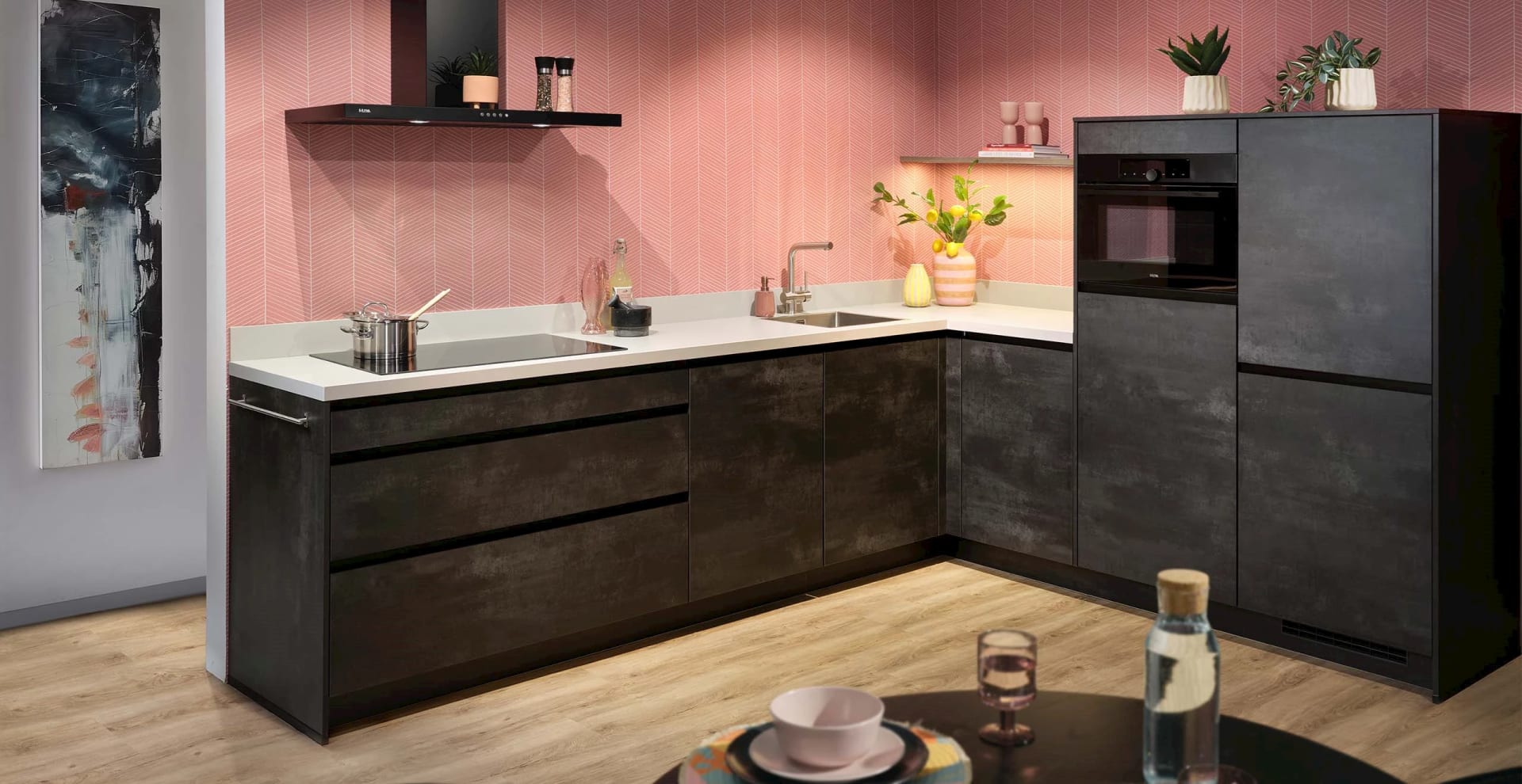 Zwarte keuken met wit blad