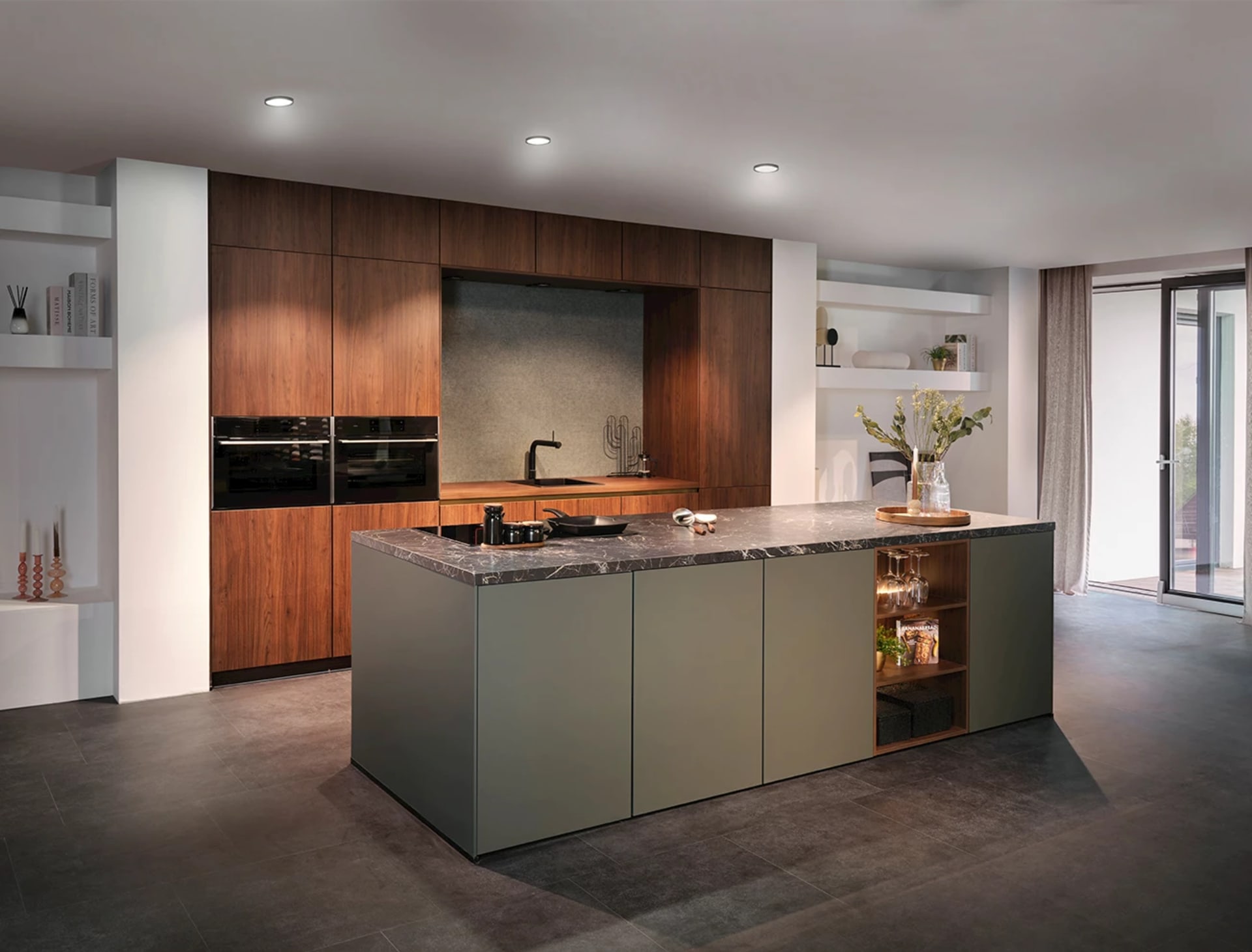 Parallel keukens met kastenwand