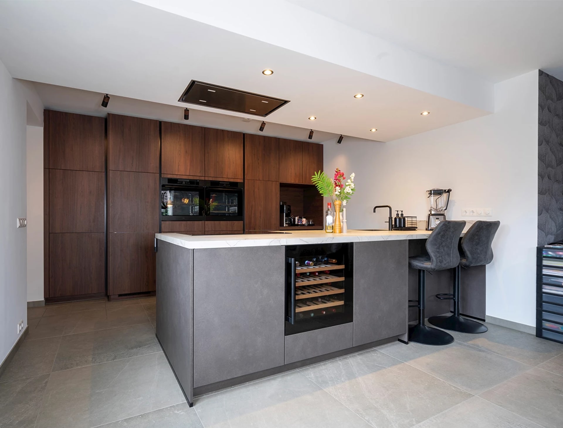 Donkerbruine kastenwand keuken