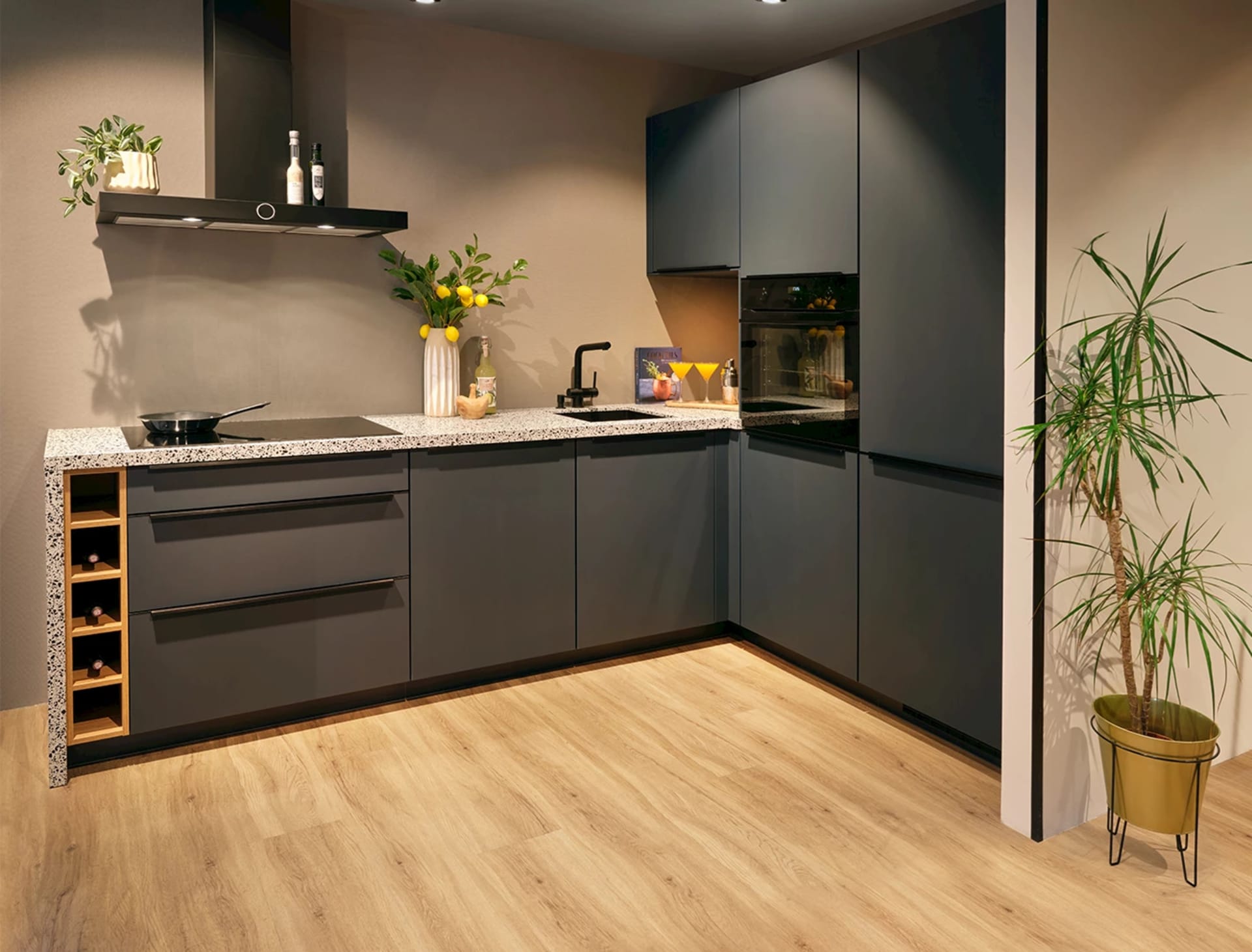 Blauwe kleine L-keuken