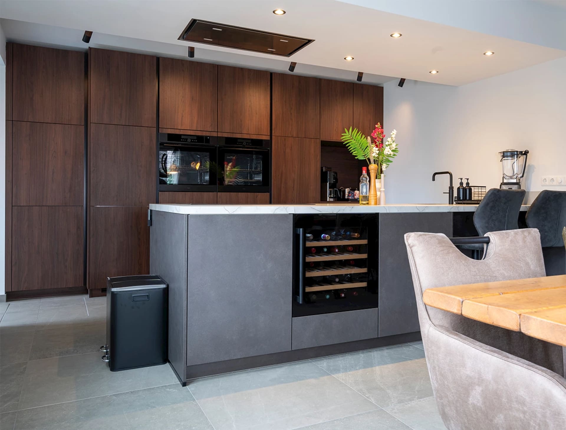 Antraciet keuken met kastenwand