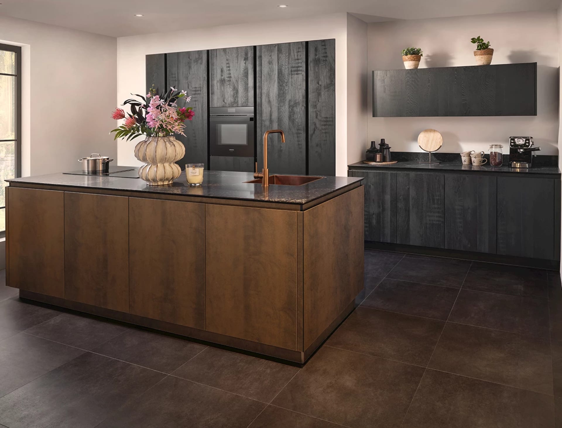 Bronzen zwarte keuken met marmerlook blad