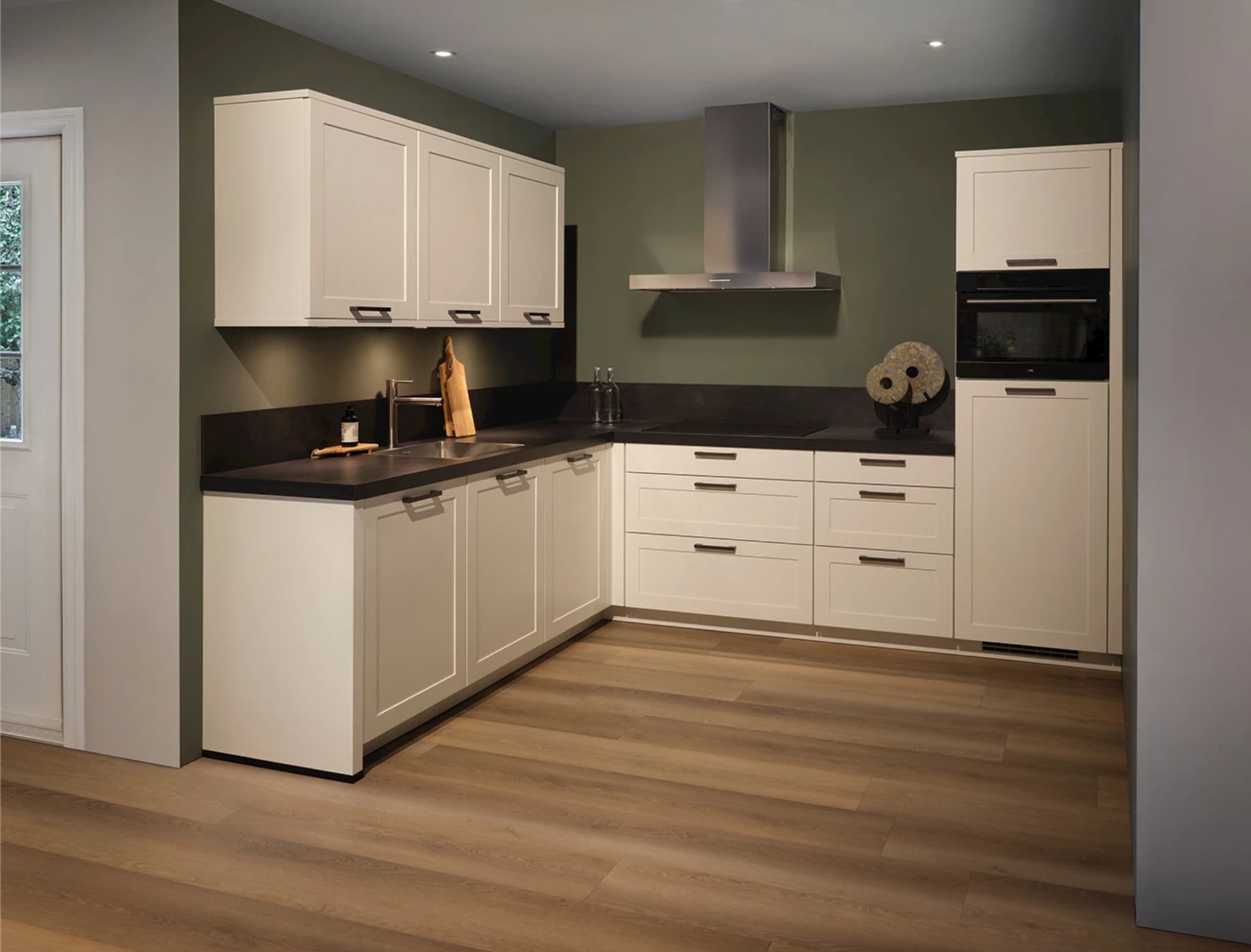 Landelijke witte keuken met zwart blad