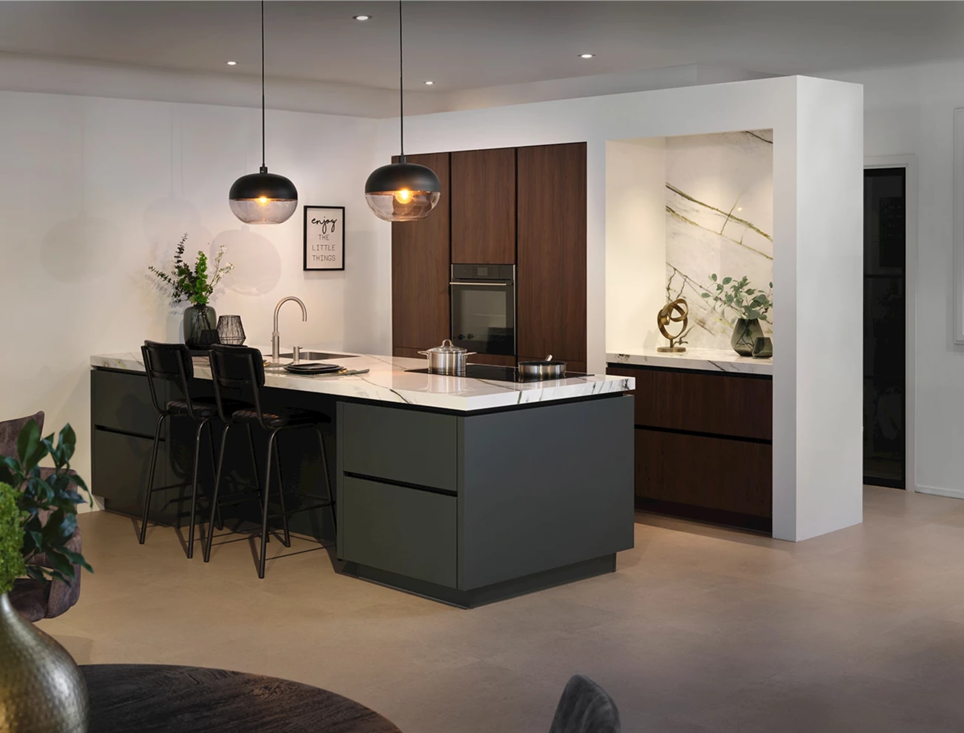 Groene parallel keuken met kastenwand