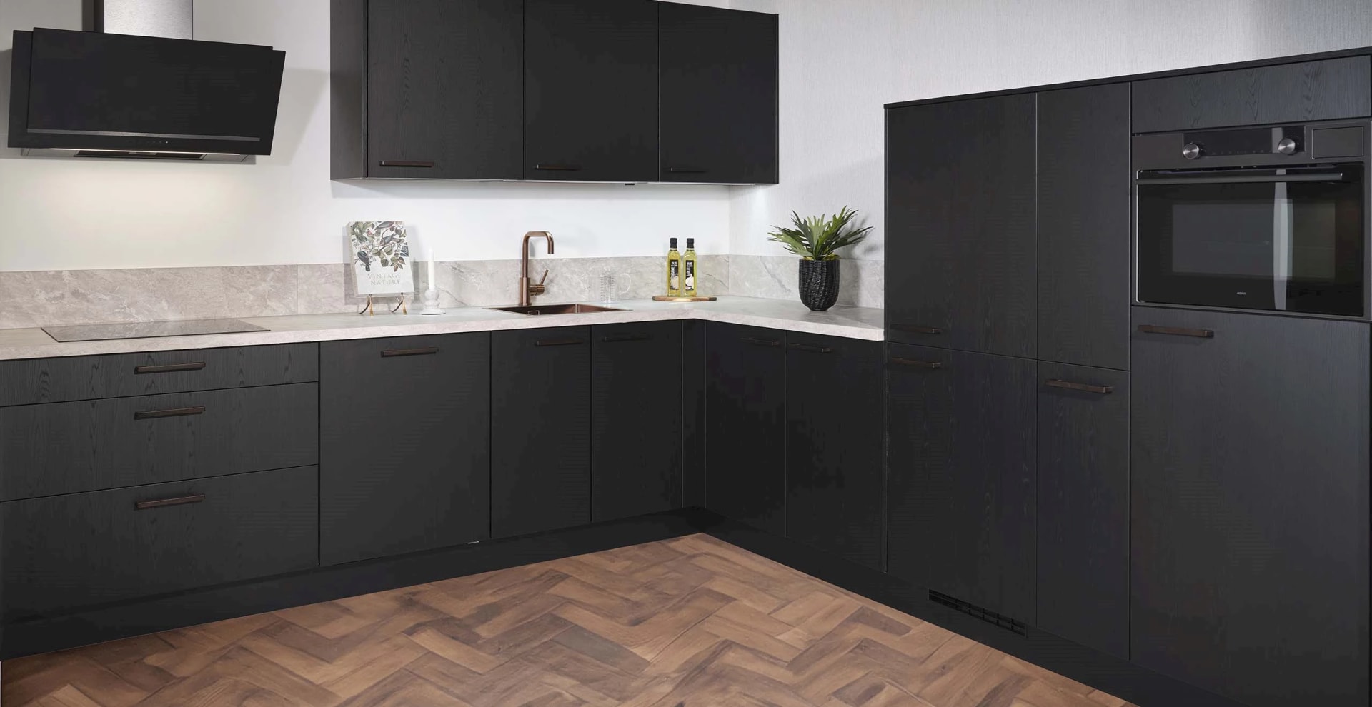 Zwarte keuken met marmerlook blad