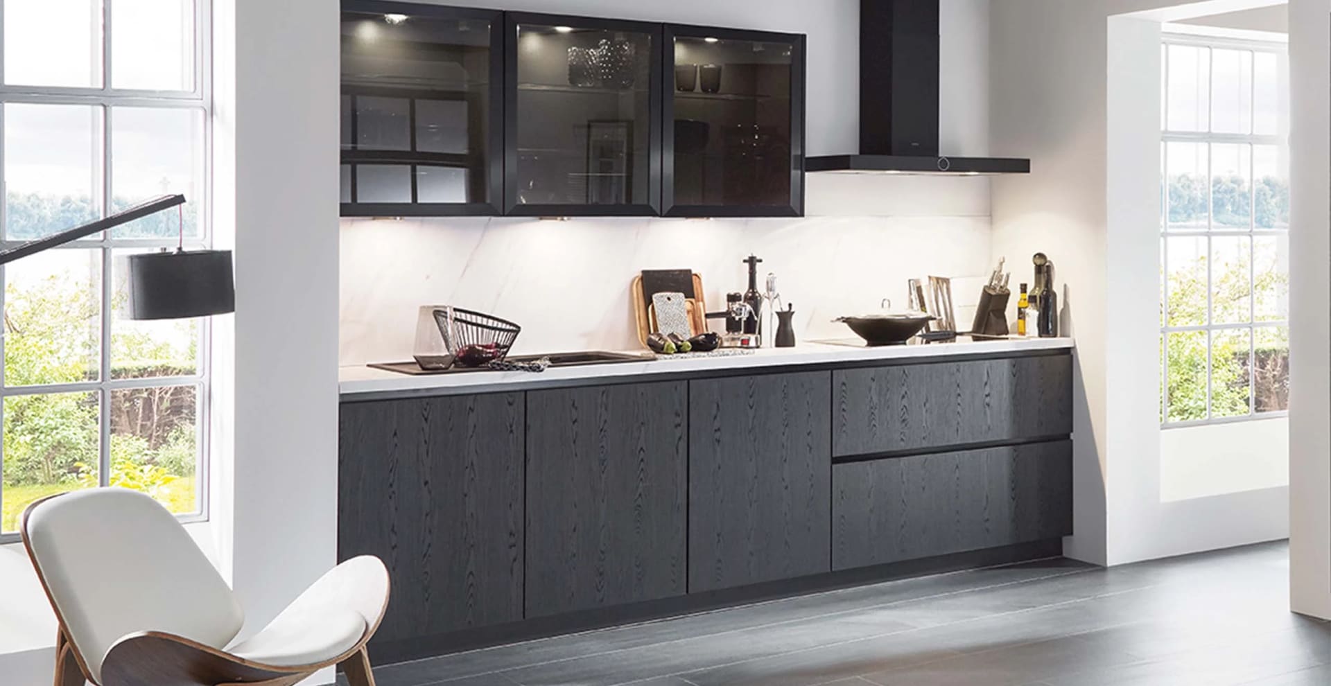 Zwarte moderne rechte keuken