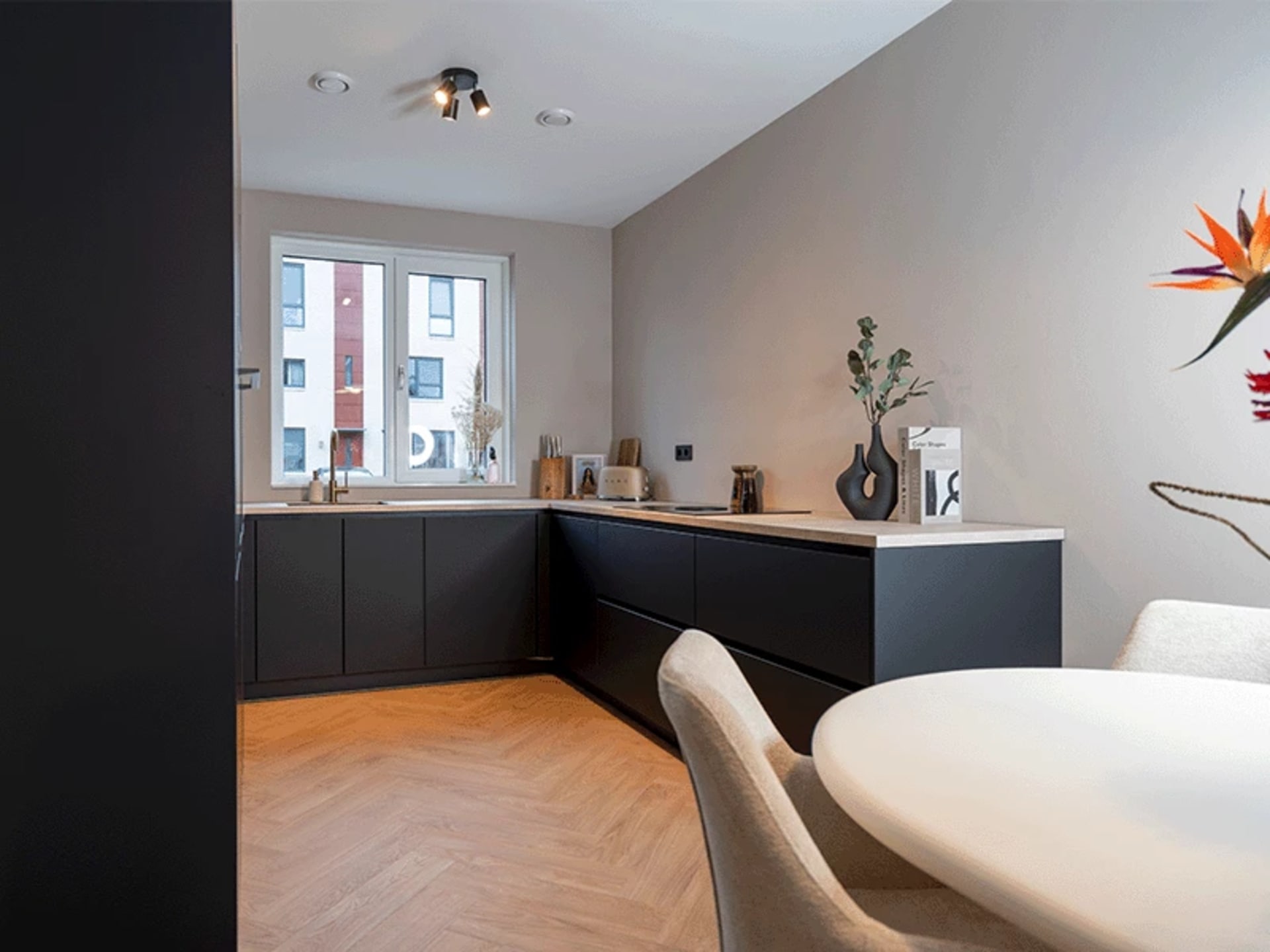 Keuken met raam boven aanrecht