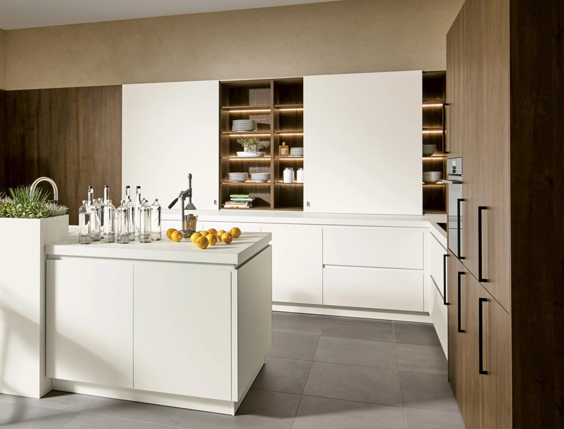 Moderne witte keuken met hout