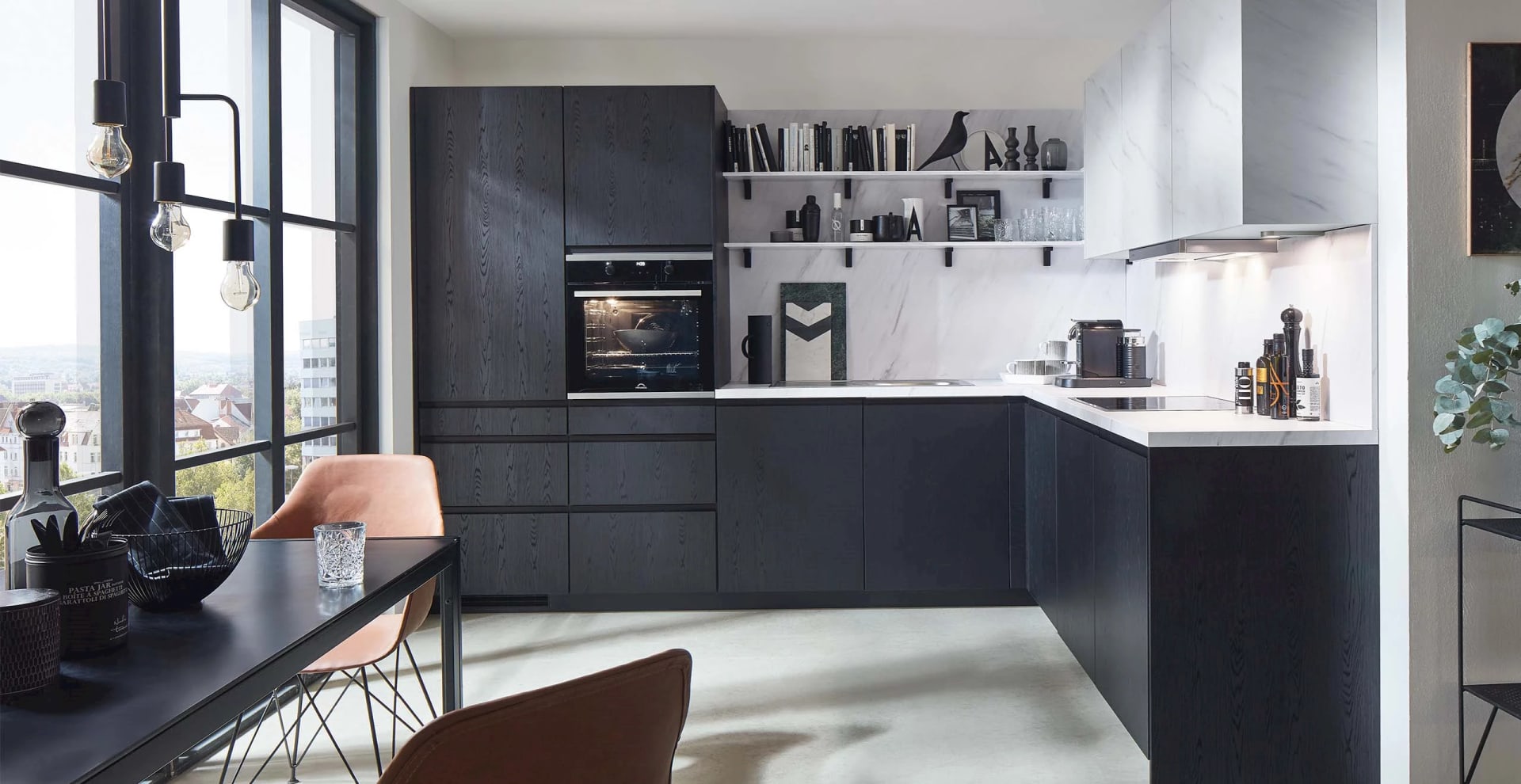 L-keukens met kastenwand