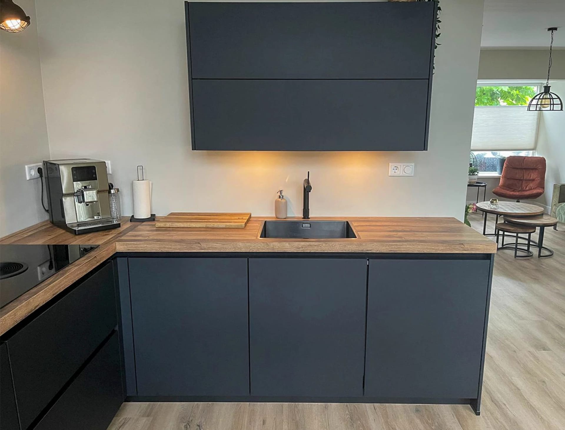 Moderne keuken met houten werkblad