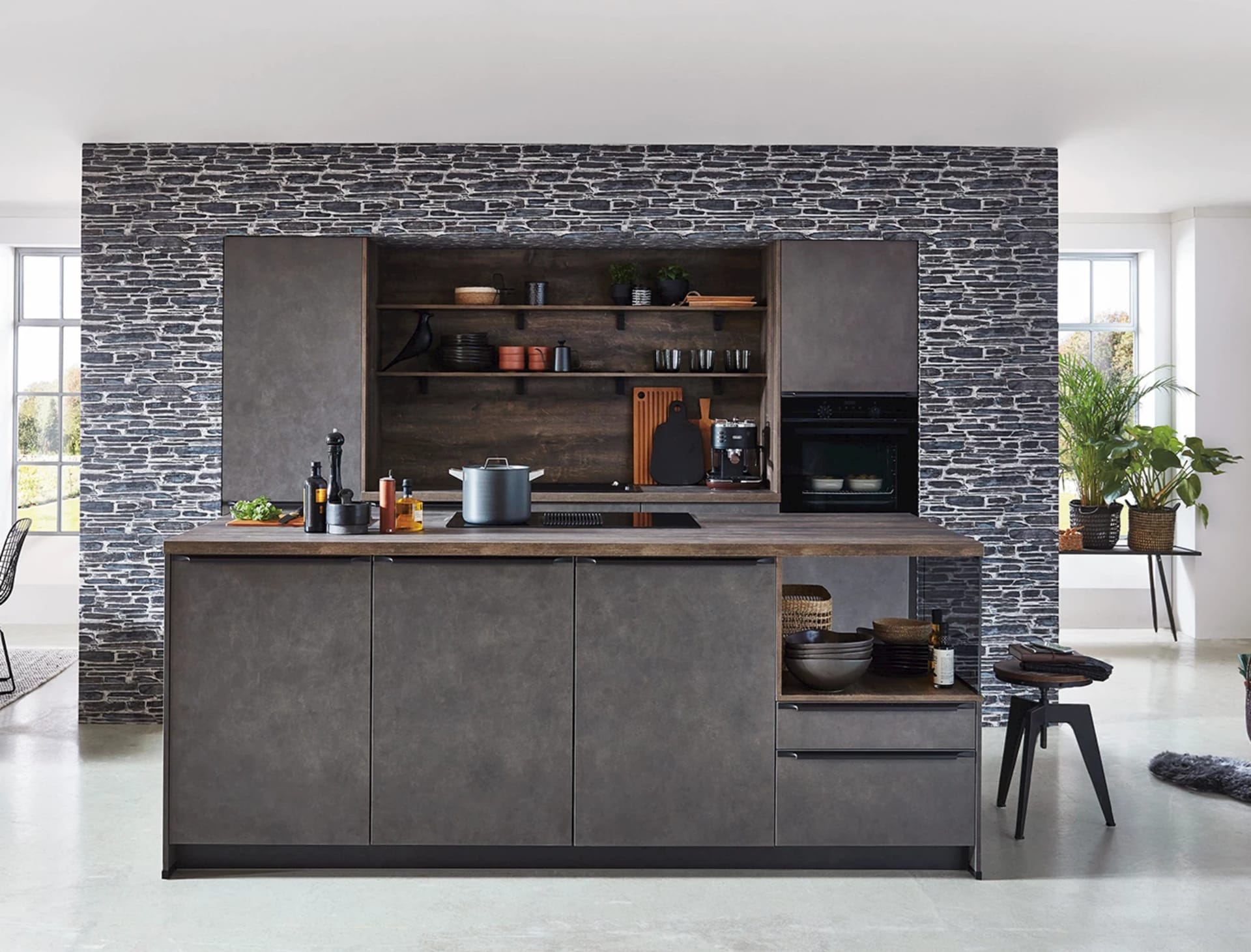 Stoere grijze industriële keukens