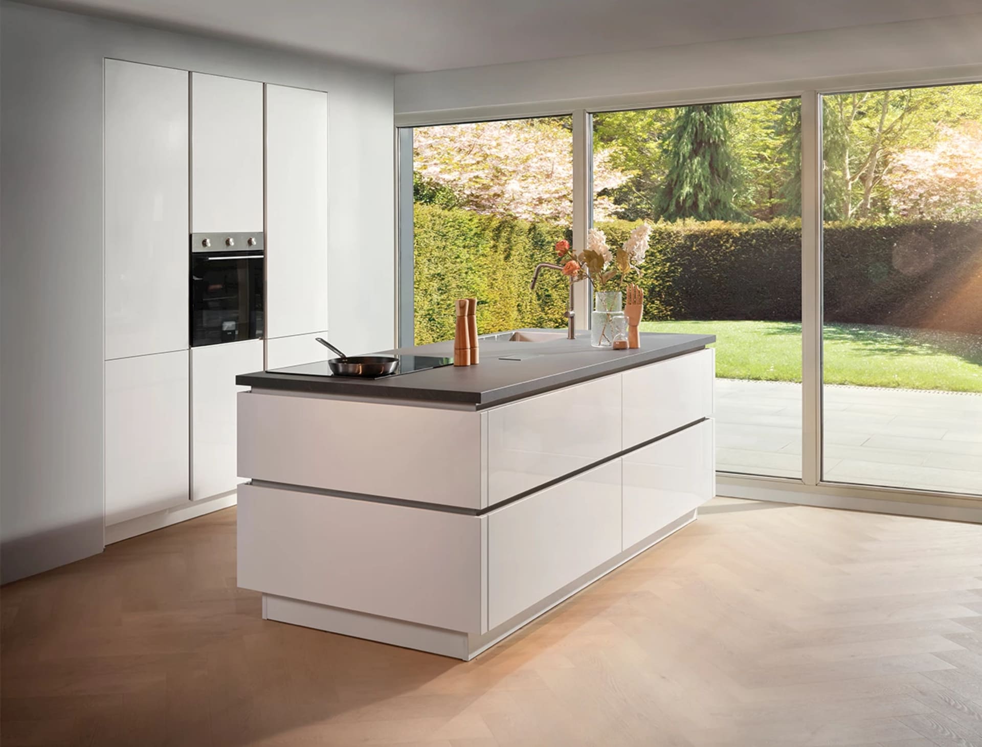 Witte parallel keuken met kastenwand