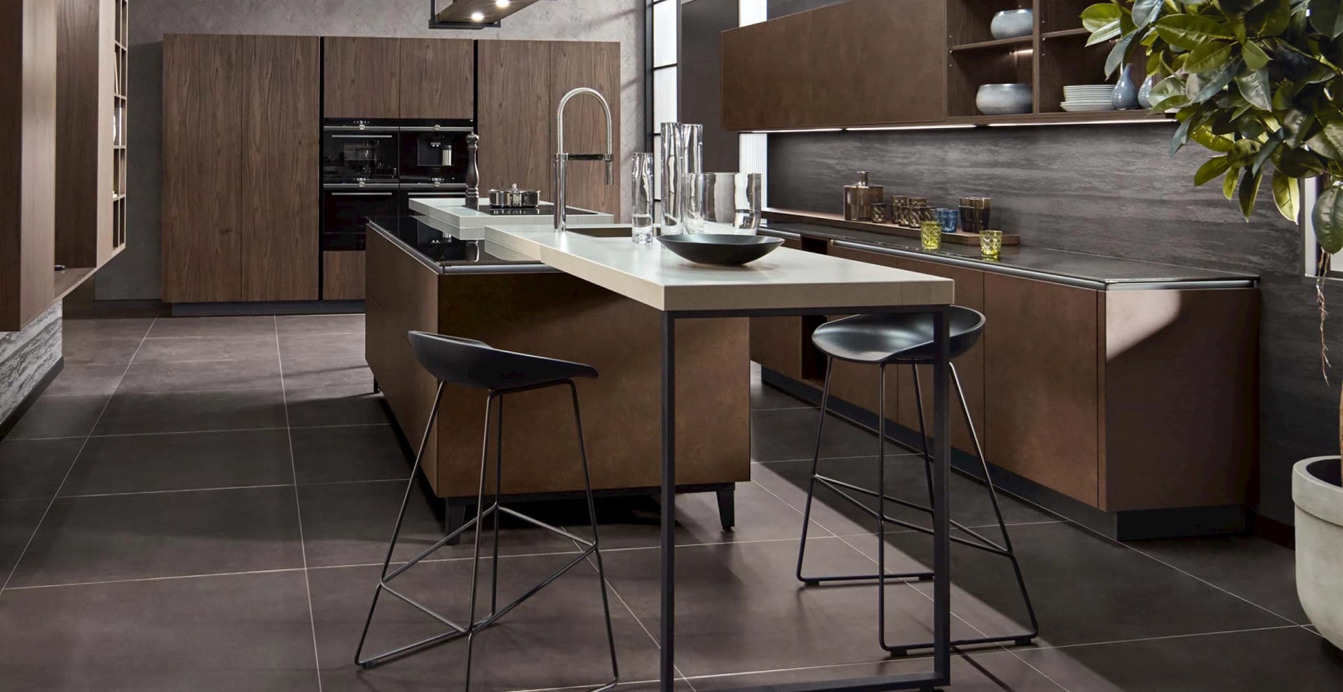 Donkere massief houten keuken