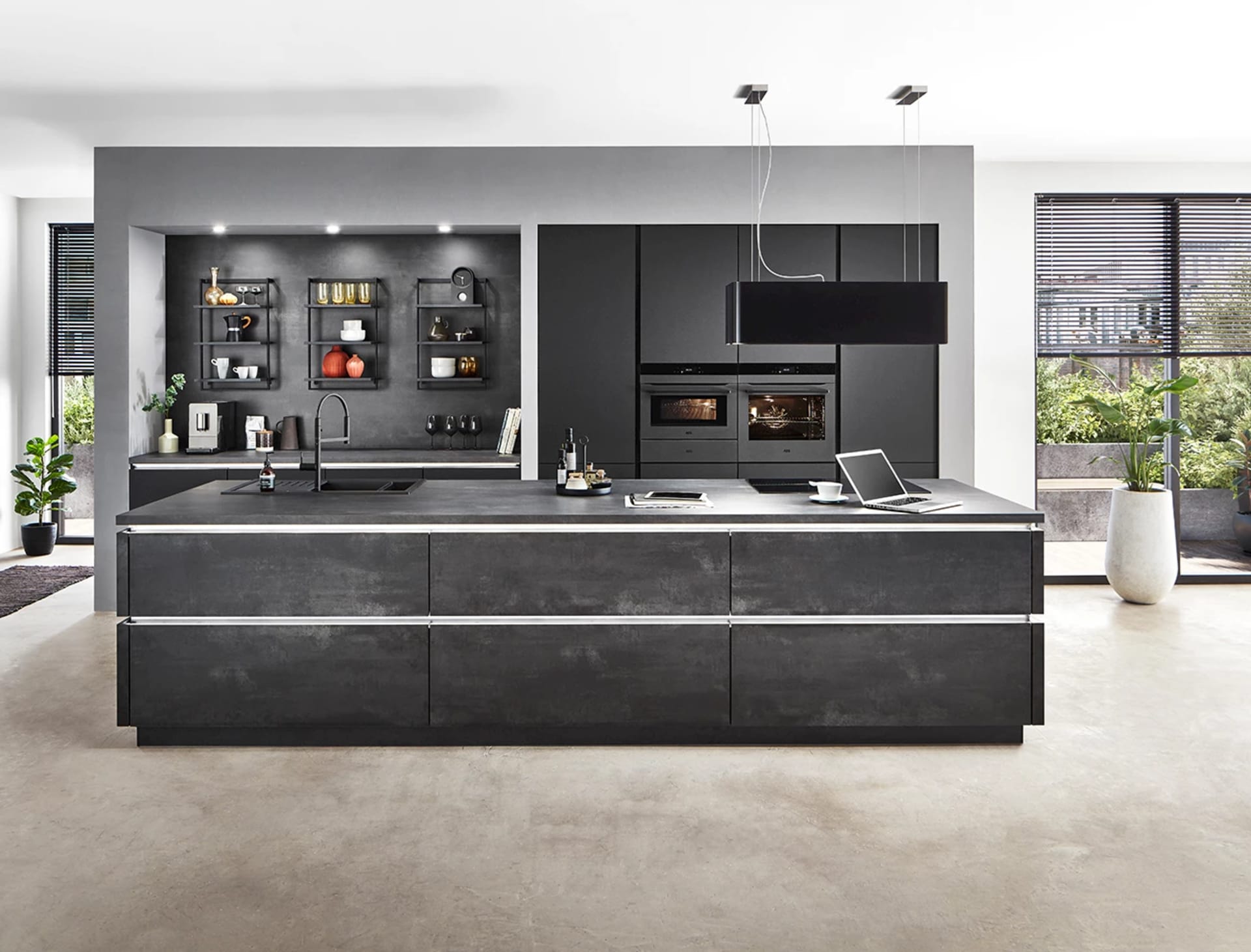 Donkere betonlook keuken met open schappen