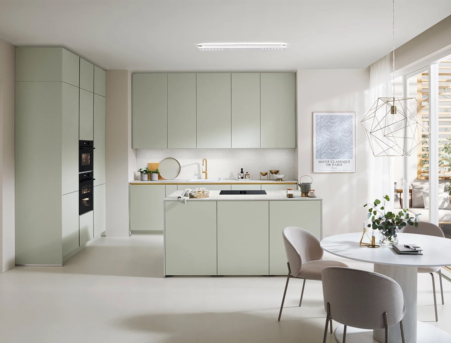 Lichtgroene keuken met een donker werkblad en pendantlampen