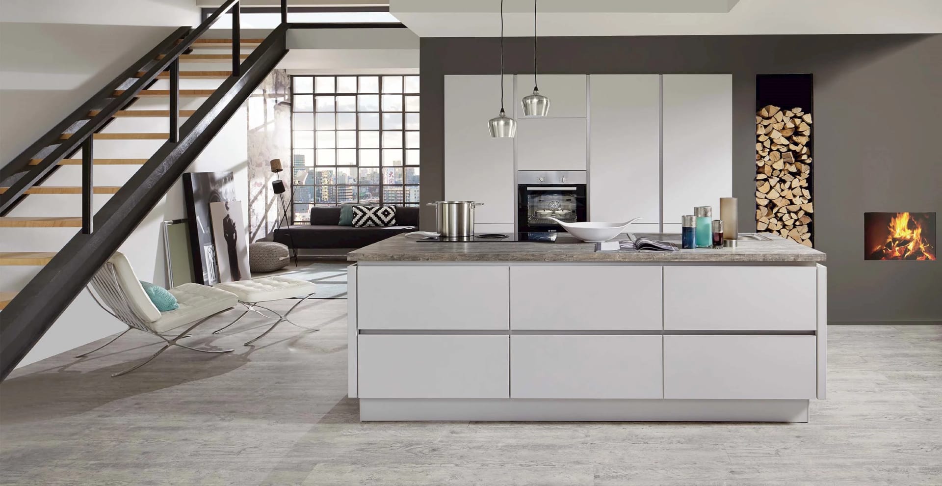 Witte keuken in een lichte woonkamer