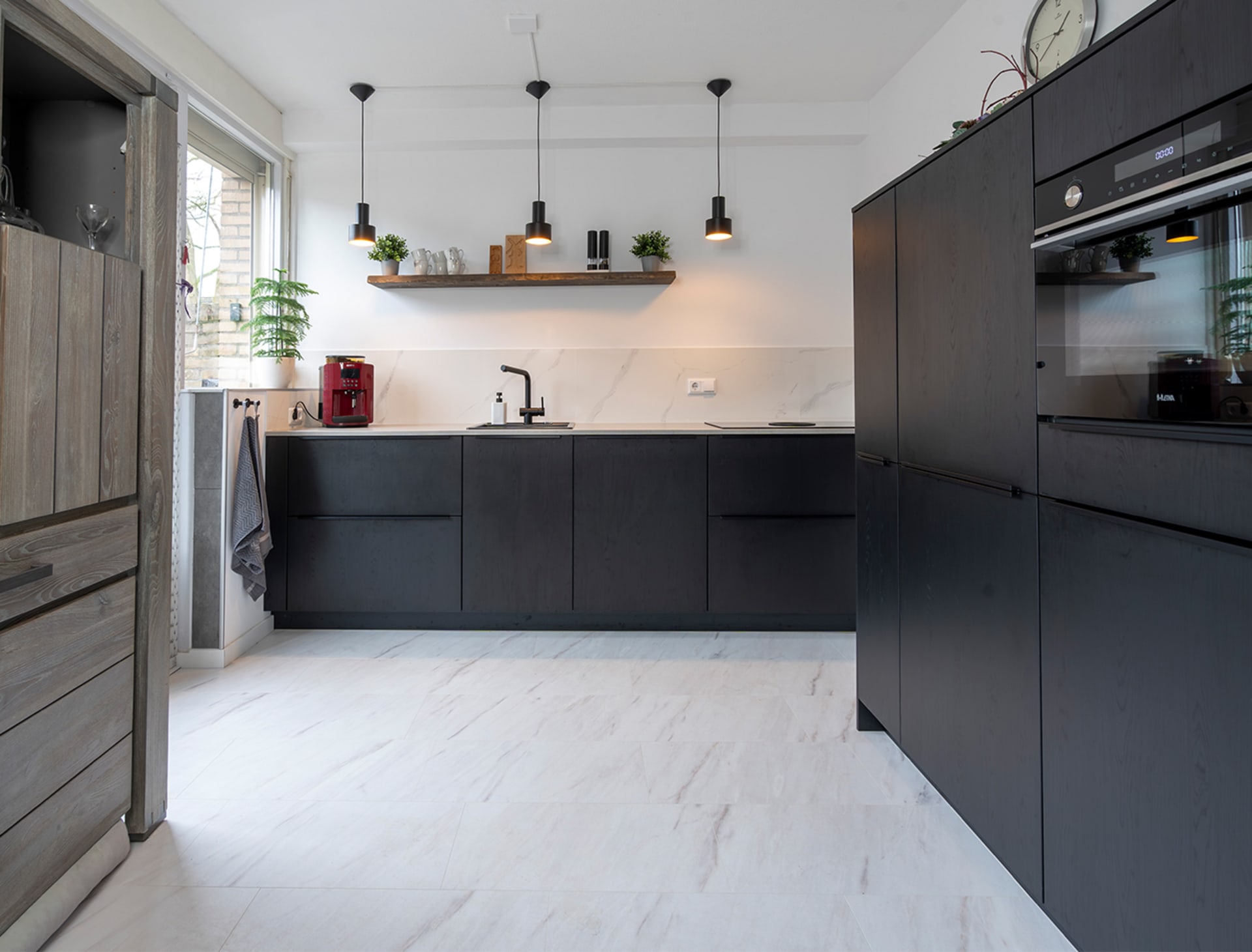 Zwarte moderne keuken met strakke greeploze lijnen