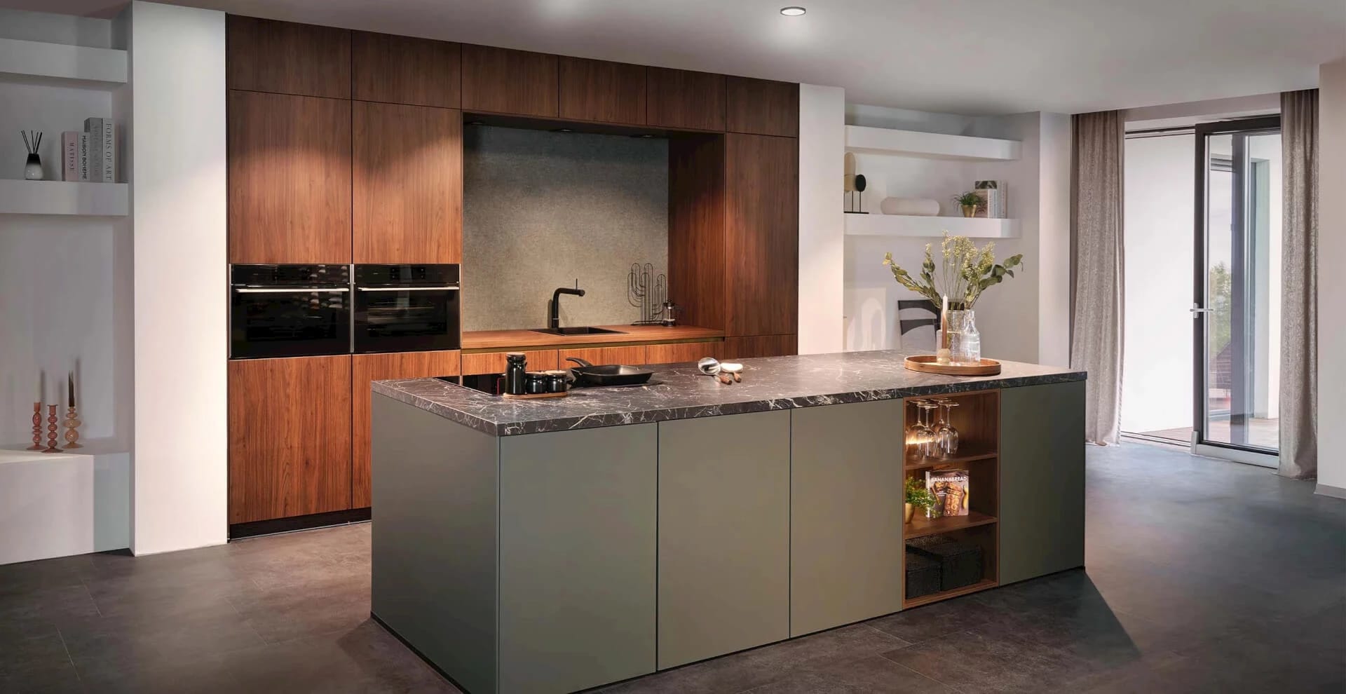 Strakke design keuken met greeploze fronten en keramisch werkblad