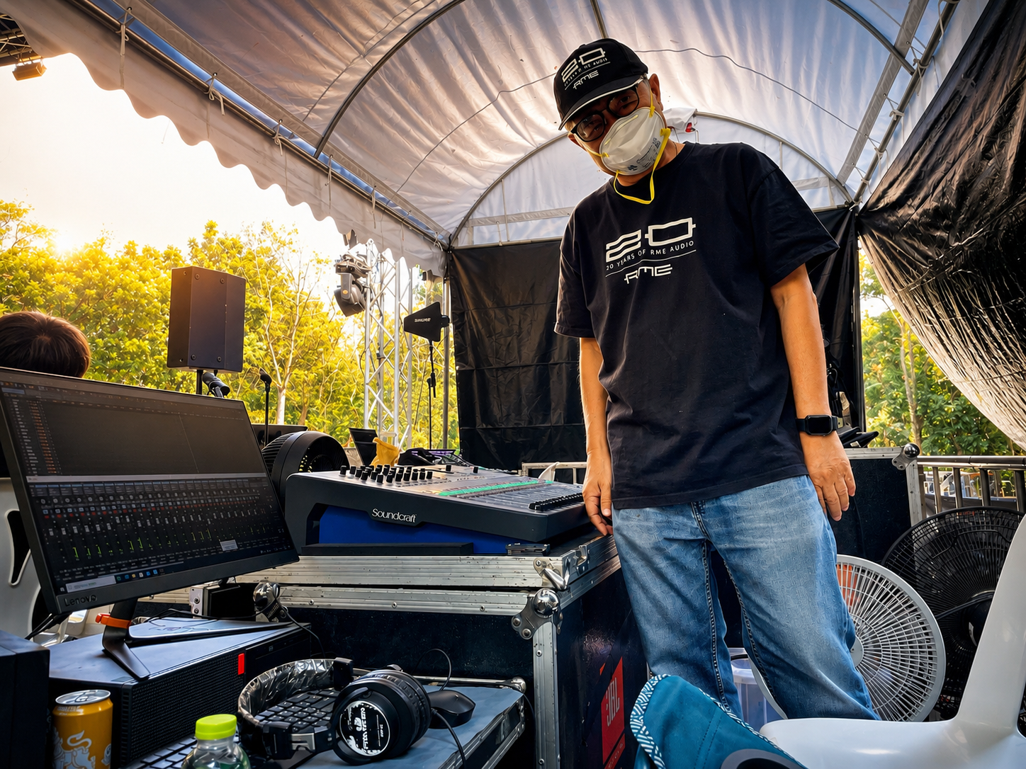 วิศวกรเสียงเตรียมมิกซ์เสียงในงานคอนเสิร์ตสด ใช้ Soundcraft mixer