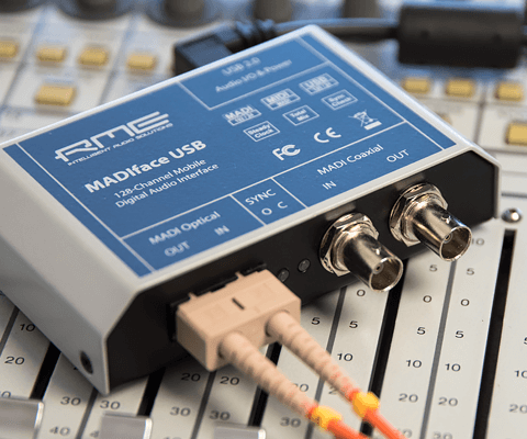 MADIface USB ของ RME วางบนอุปกรณ์ควบคุมเสียงในสตูดิโอสื่อ