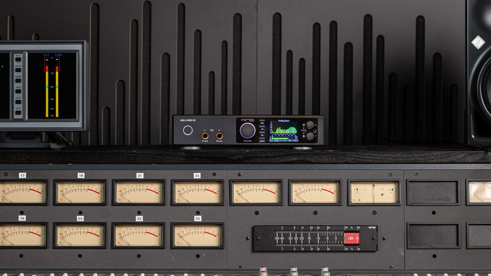 RME ADI-2 Pro FS ตั้งอยู่ในสตูดิโอ พร้อมหน้าจอมิเตอร์เสียงและอุปกรณ์เสริม