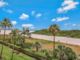 Beachfront condo with wrap around balcony/pool/gym