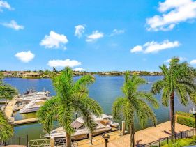 Exquisite condo with unique balcony and bay views