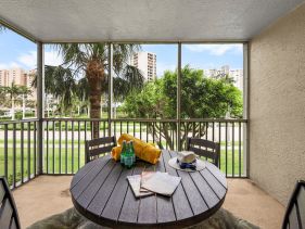 Peaceful condo with pool across from South Beach