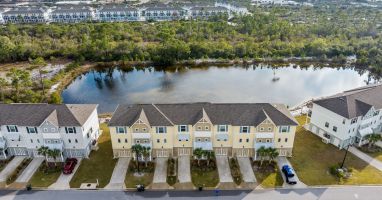 Townhome in gated community overlooking lagoon; minutes to the private beach