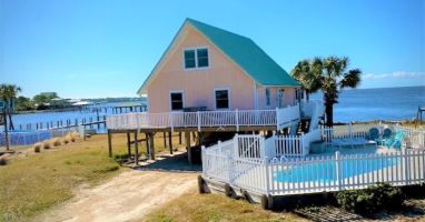 Sunset Cottage, on the bay