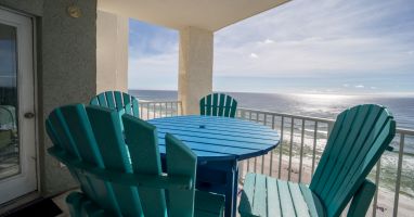 New bistro table w/4 chairs and awesome panoramic views