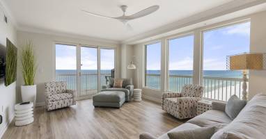 Airy Beachfront Lounge