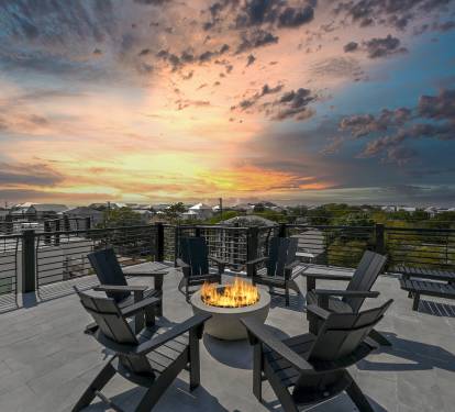 Stunning 4th-floor rooftop equipped with firepit and loungers with gulf views
