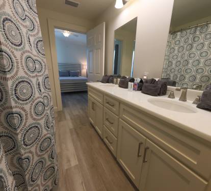 Jack/Jill Guest Bath