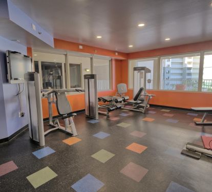 Fitness center with two separate rooms for cardio and weights (free &amp; machines)