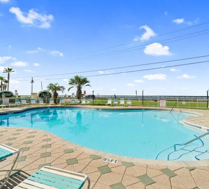 Maravilla has two pools