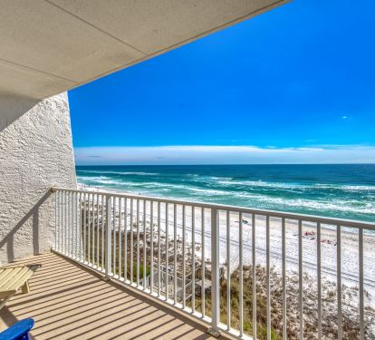 Wake up to this stunning beachfront view!