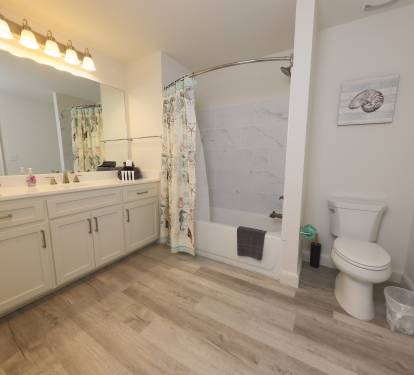 Guest King/Hallway Bath