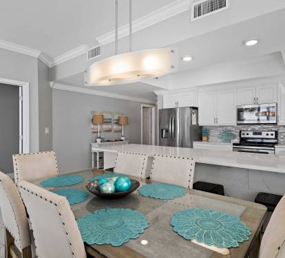Family dining area in majestic sun 301a plenty of seating for everyone