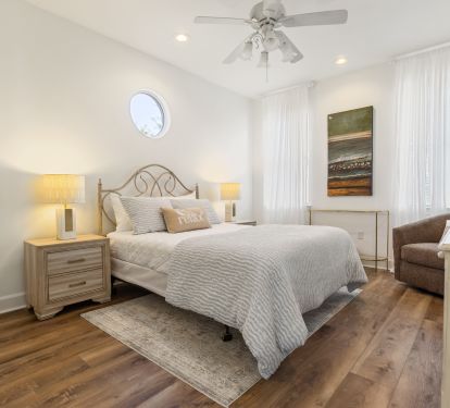 Second floor queen bedroom 4