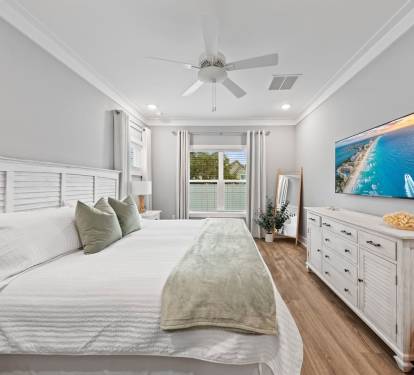 [Master bedroom] King bed & smart TV