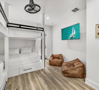 Queen Bunk Room: Bedroom 3 (second floor)

