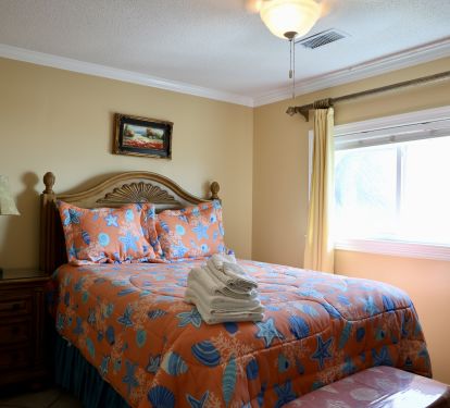 Queen Bedroom facing the beach